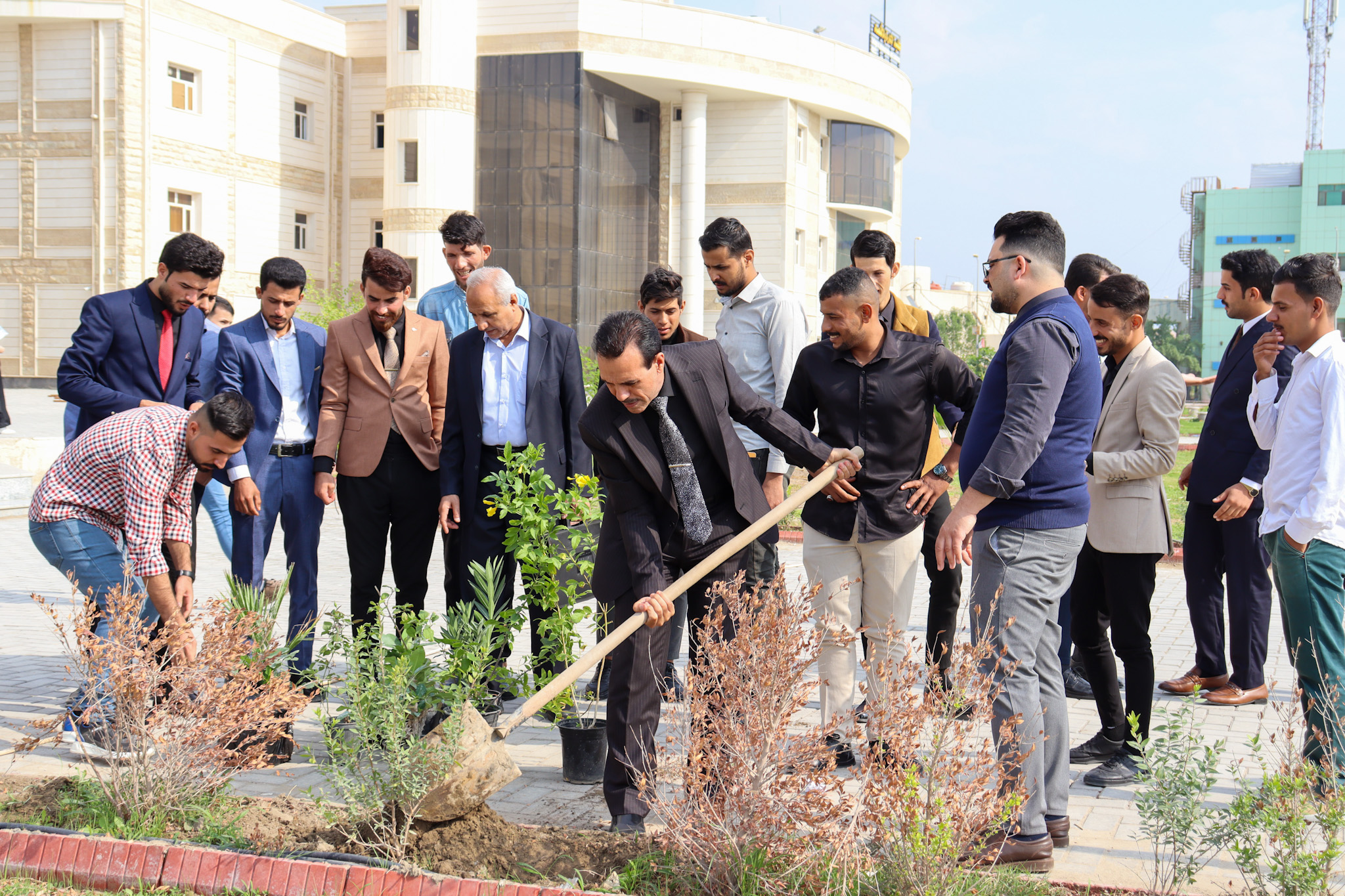 كلية التربية الأساسية تنظم حملة لتشجير أروقتها وباحاتها بأشجار متنوعة