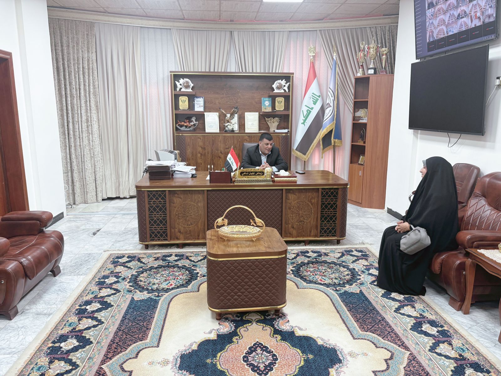 السيد عميد كلية التربية الأساسية في جامعة المثنى يستقبل عدداً من المواطنين والطلبة.